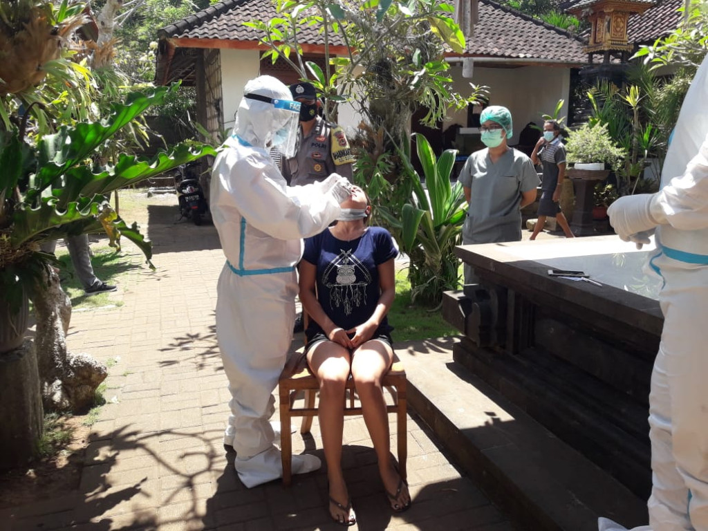 Pelaksanaan Kegiatan Tracing dan Test Swab Lapangan di Desa Pecatu, Kec. Kuta Selatan